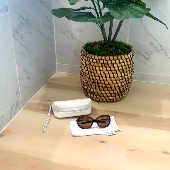 Oakley Accessories - Women’s Oakley Warm up sunglasses.